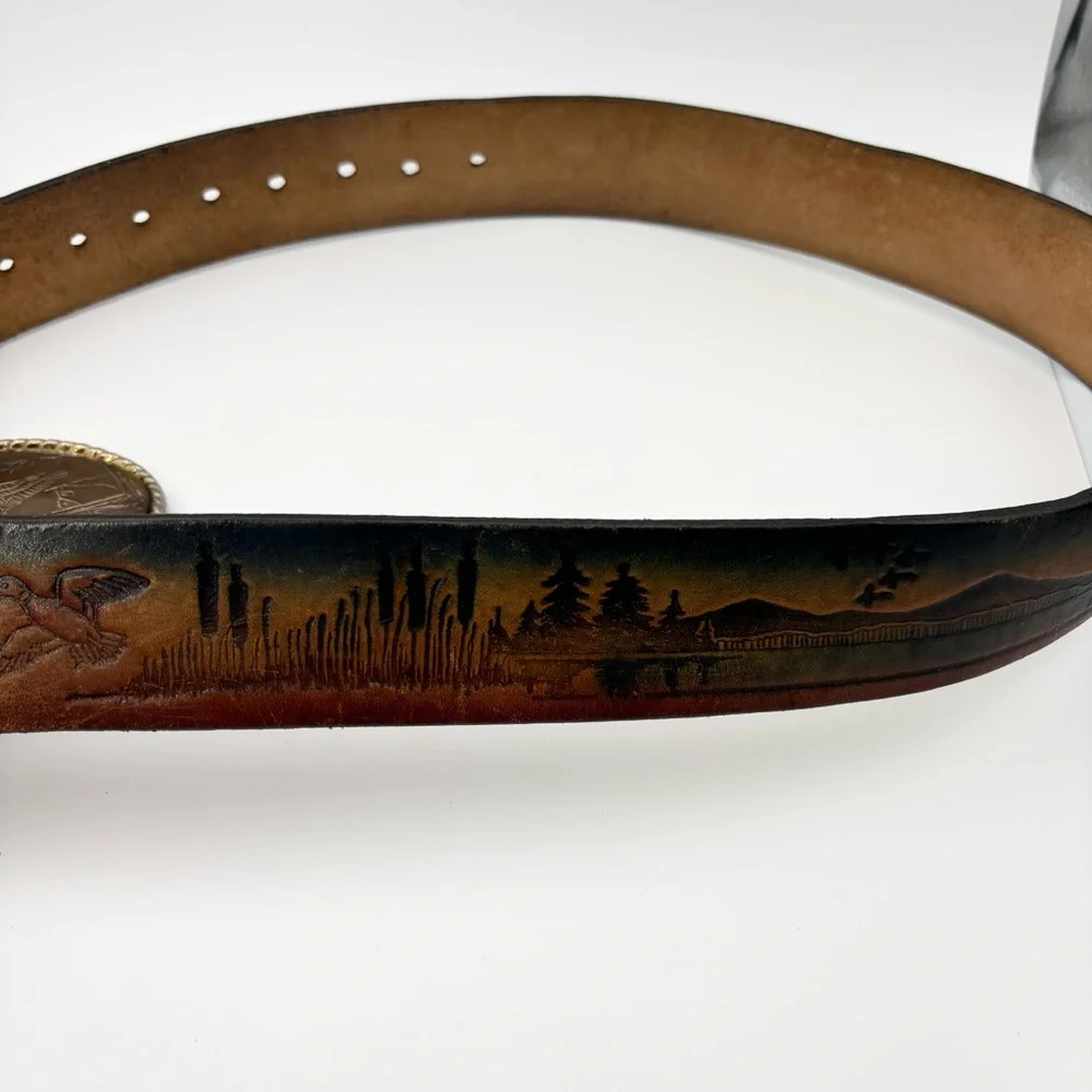 Artisan Leather Belt Gavere Leather belt features‎ a embossed duck Silver Buckle